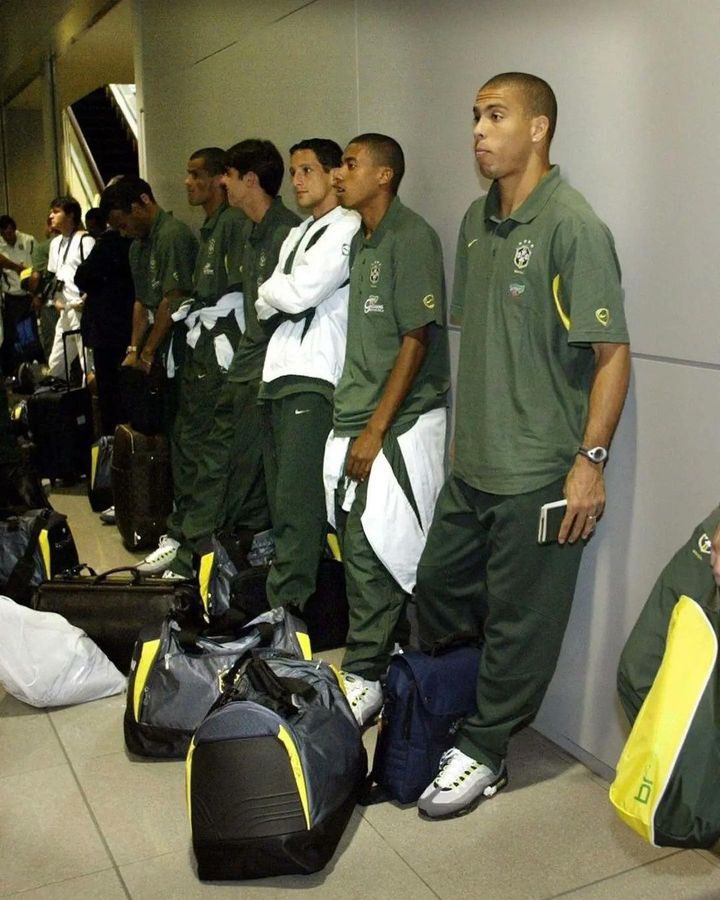 Foto do tênis Air Max 95 Japan, nas cores branco, azul e amarelo, com detalhes que remetem à Seleção Brasileira de Futebol de 2002.